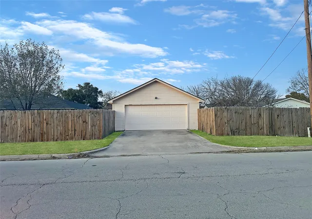 Homes for sale in Mineral Wells, TX | 1806 Se 15th St, Mineral Wells, TX 76067 | MLS# 21122114