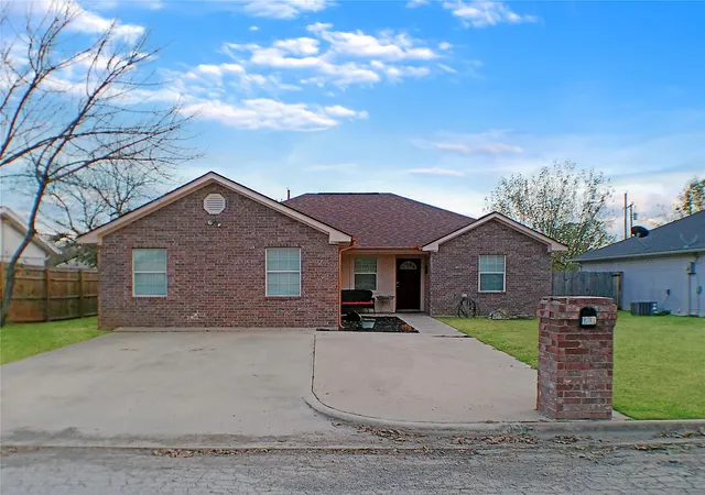 Photo 1 of Single family home for sale at 1806 Se 15th St, Mineral Wells, TX 76067 | MLS# 21122114 | Listing updated on 2026-07-16