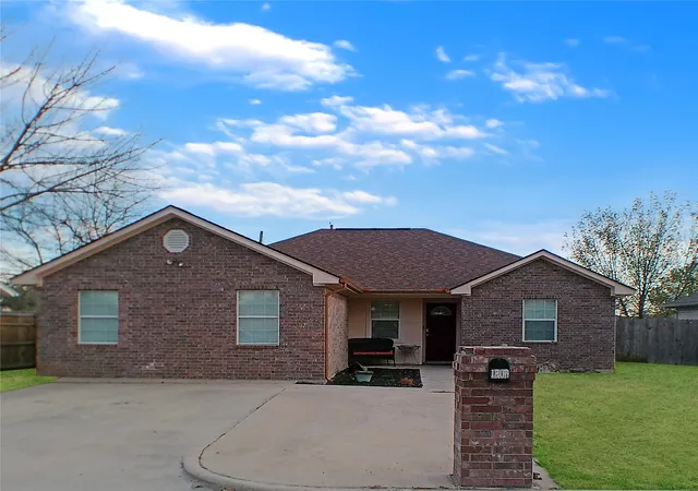 Photo 2 of Single family home for sale at 1806 Se 15th St, Mineral Wells, TX 76067 | MLS# 21122114 | Listing updated on 2026-07-16
