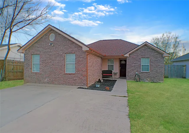 Photo 3 of Single family home for sale at 1806 Se 15th St, Mineral Wells, TX 76067 | MLS# 21122114 | Listing updated on 2026-07-16