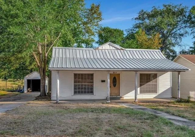 Photo 2 of Single family home for sale at 511 Woodlawn St, Henderson, TX 75652 | MLS# 21127057 | Listing updated on 2026-09-17