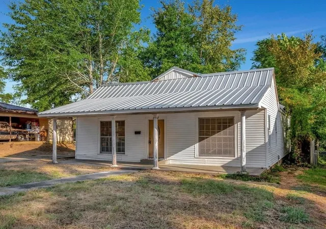 Homes for sale in Henderson, TX | 511 Woodlawn St, Henderson, TX 75652 | MLS# 21127057
