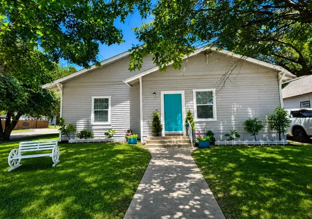 Photo 1 of Single family home for sale at 220 W Wardville St, Cleburne, TX 76033 | MLS# 21126238 | Listing updated on 2026-08-27