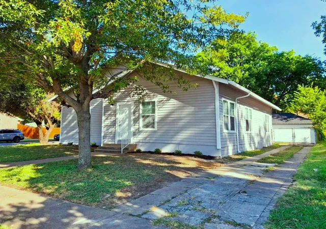 Photo 2 of Single family home for sale at 220 W Wardville St, Cleburne, TX 76033 | MLS# 21126238 | Listing updated on 2026-08-27
