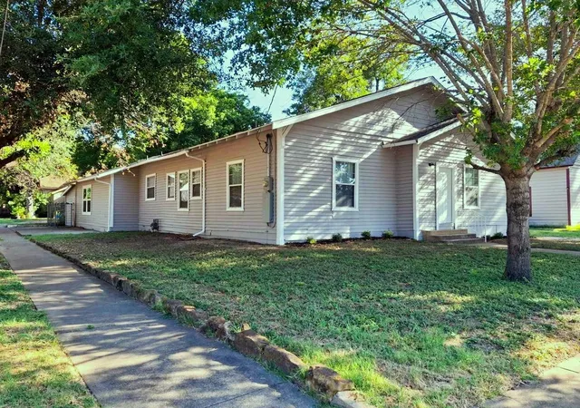 Photo 3 of Single family home for sale at 220 W Wardville St, Cleburne, TX 76033 | MLS# 21126238 | Listing updated on 2026-08-27