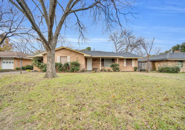 Photo 1 of Single family home for sale at 1320 Apache St, Arlington, TX 76012 | MLS# 21128753 | Listing updated on 2026-08-22