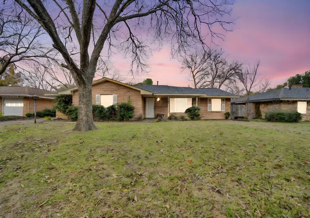 Photo 2 of Single family home for sale at 1320 Apache St, Arlington, TX 76012 | MLS# 21128753 | Listing updated on 2026-08-22