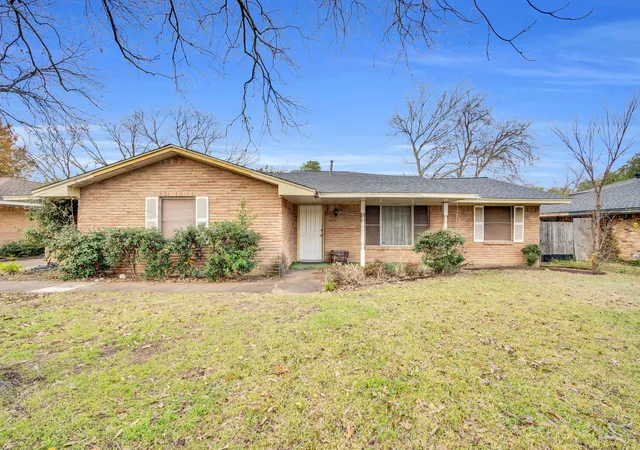 Photo 3 of Single family home for sale at 1320 Apache St, Arlington, TX 76012 | MLS# 21128753 | Listing updated on 2026-08-22