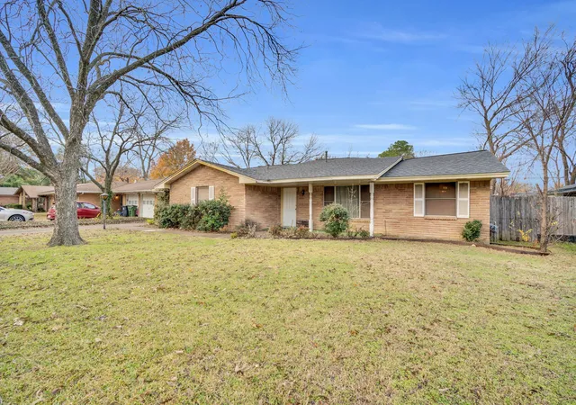 Photo 4 of Single family home for sale at 1320 Apache St, Arlington, TX 76012 | MLS# 21128753 | Listing updated on 2026-08-22