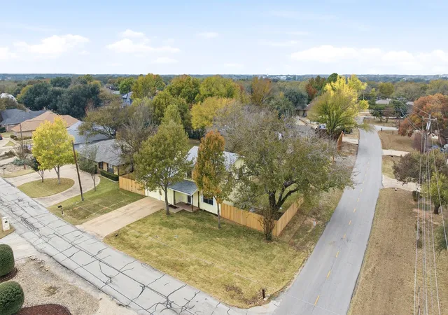 Photo 2 of Single family home for sale at 5600 Choctaw Dr, Granbury, TX 76049 | MLS# 21126767 | Listing updated on 2026-09-30