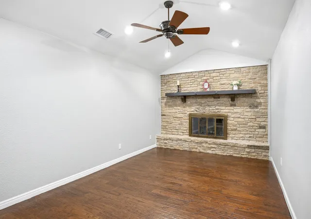 Photo 4 of Single family home for sale at 5600 Choctaw Dr, Granbury, TX 76049 | MLS# 21126767 | Listing updated on 2026-09-30