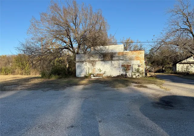 Photo 2 of Sale Pending at 408 N Parkway Dr, Alvarado, TX 76009 | MLS# 21129049 | Listing updated on 2026-09-28