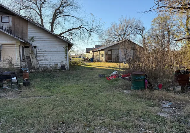 Photo 3 of Sale Pending at 408 N Parkway Dr, Alvarado, TX 76009 | MLS# 21129049 | Listing updated on 2026-09-28