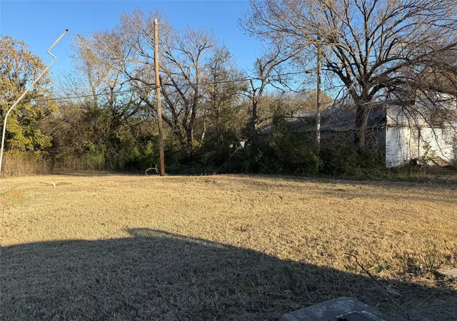 Photo 4 of Sale Pending at 408 N Parkway Dr, Alvarado, TX 76009 | MLS# 21129049 | Listing updated on 2026-09-28
