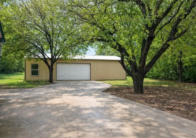 Photo 4 of Sale Pending at 511 Rogers Rd, Newark, TX 76071 | MLS# 21129582 | Listing updated on 2026-07-16