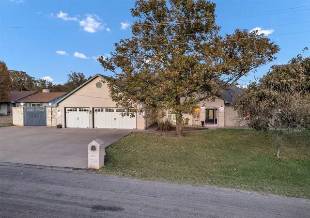 Photo 2 of Single family home for sale at 2801 Weylene Paseo, Granbury, TX 76049 | MLS# 21129412 | Listing updated on 2026-08-22