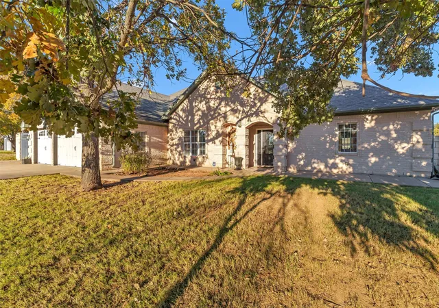 Photo 3 of Single family home for sale at 2801 Weylene Paseo, Granbury, TX 76049 | MLS# 21129412 | Listing updated on 2026-10-04