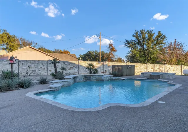 Photo 4 of Single family home for sale at 2801 Weylene Paseo, Granbury, TX 76049 | MLS# 21129412 | Listing updated on 2026-10-04