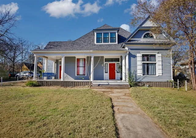 Photo 1 of Single family home for sale at 1015 N Dixon St, Gainesville, TX 76240 | MLS# 21130178 | Listing updated on 2026-09-30