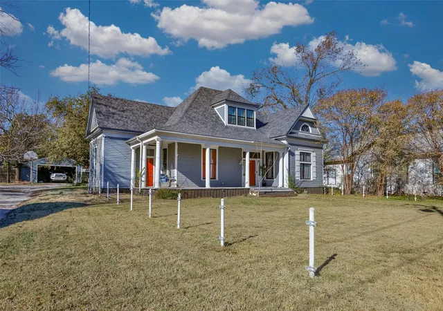 Photo 2 of Single family home for sale at 1015 N Dixon St, Gainesville, TX 76240 | MLS# 21130178 | Listing updated on 2026-09-30