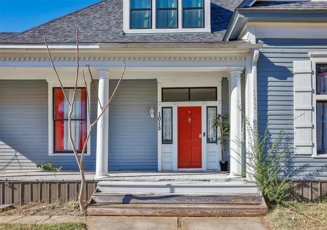 Photo 3 of Single family home for sale at 1015 N Dixon St, Gainesville, TX 76240 | MLS# 21130178 | Listing updated on 2026-09-30