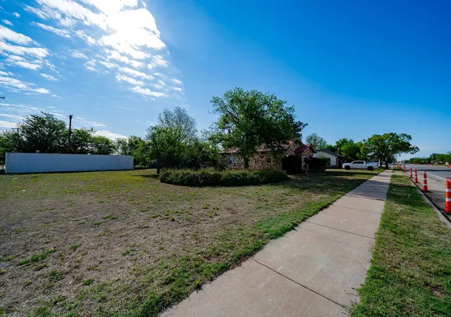 Homes for sale in Haskell, TX | 1104 N Avenue Avenue E, Haskell, TX 79521 | MLS# 21131184