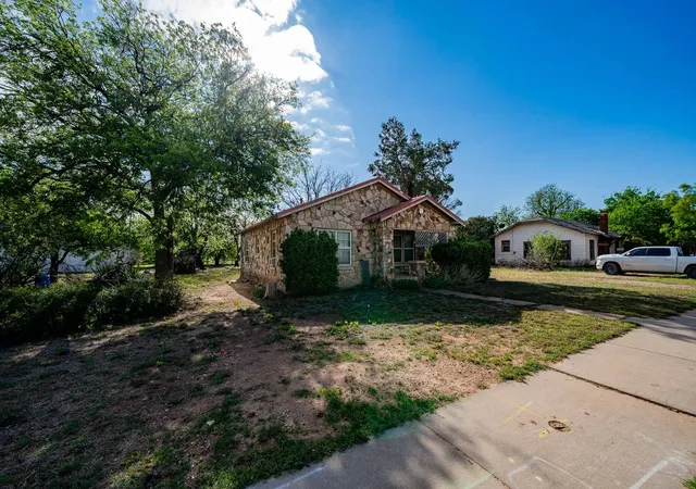 Homes for sale in Haskell, TX | 1104 N Avenue Avenue E, Haskell, TX 79521 | MLS# 21131184