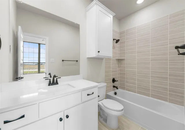 Photo 4 of Single family home for sale at 144 Lila Lake Dr, Waxahachie, TX 75165 | MLS# 21132111 | Listing updated on 2026-10-04