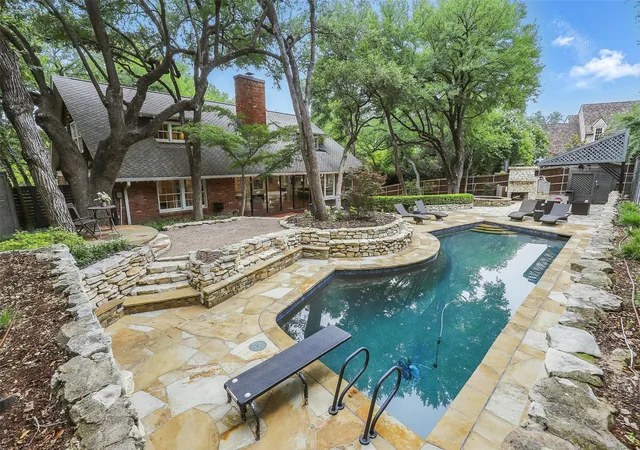 Photo 1 of Single family home for sale at 208 Rockwood Park Dr, Fort Worth, TX 76107 | MLS# 21130324 | Listing updated on 2026-10-05