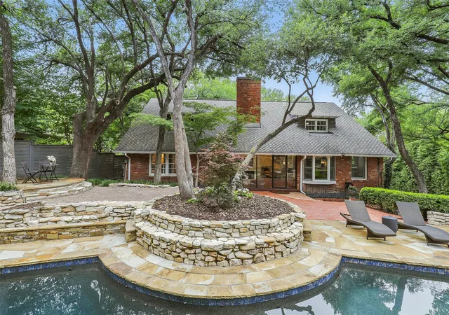 Photo 2 of Single family home for sale at 208 Rockwood Park Dr, Fort Worth, TX 76107 | MLS# 21130324 | Listing updated on 2026-10-05
