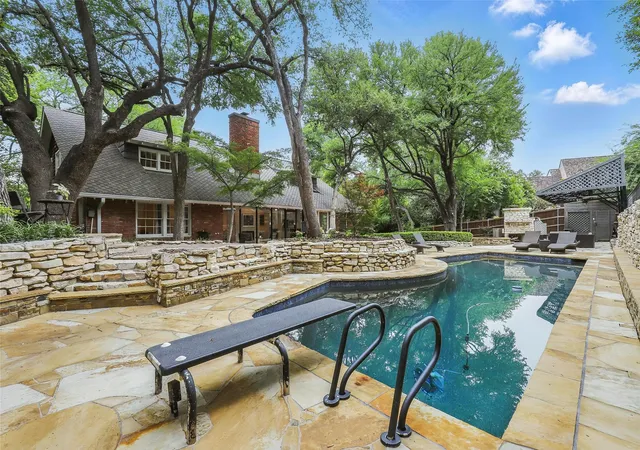 Photo 3 of Single family home for sale at 208 Rockwood Park Dr, Fort Worth, TX 76107 | MLS# 21130324 | Listing updated on 2026-10-05