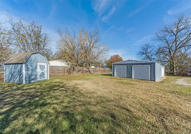 Photo 3 of Sale Pending at 311 Summit St, Farmersville, TX 75442 | MLS# 21131171 | Listing updated on 2026-08-18