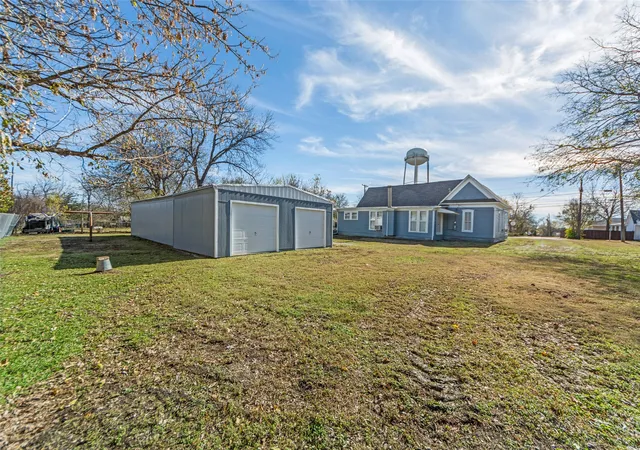 Photo 4 of Sale Pending at 311 Summit St, Farmersville, TX 75442 | MLS# 21131171 | Listing updated on 2026-08-18