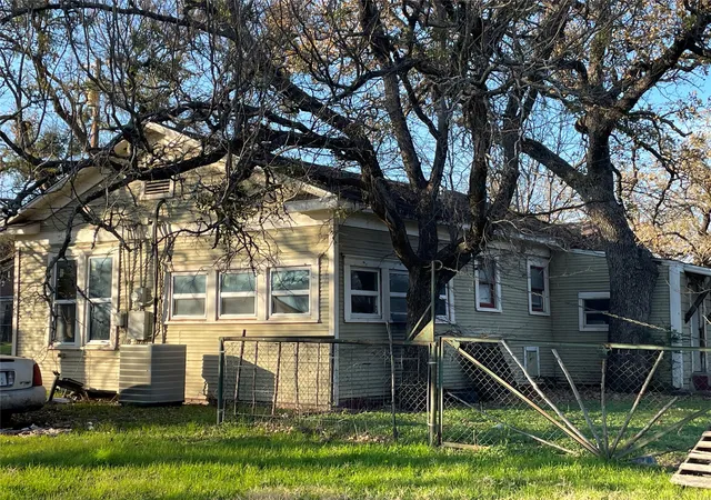 Homes for sale in Mineral Wells, TX | 1402 Nw 3Rd Ave, Mineral Wells, TX 76067 | MLS# 21129383