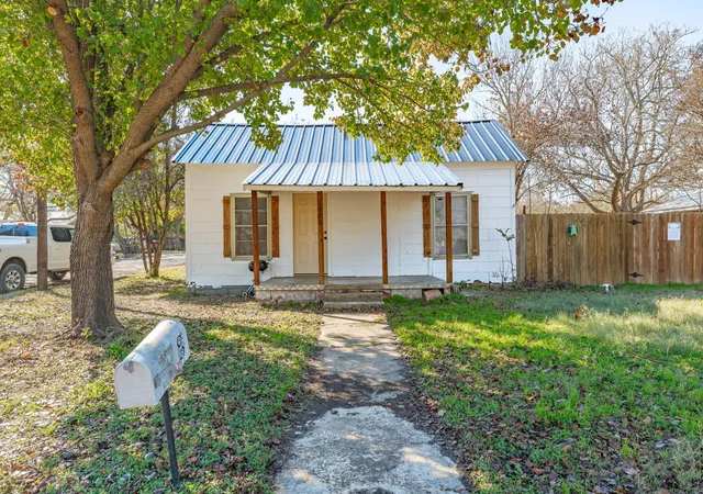 Photo 1 of Single family home for sale at 1000 N Clinton St N, Stephenville, TX 76401 | MLS# 21134359 | Listing updated on 2026-08-17