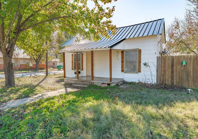 Photo 2 of Single family home for sale at 1000 N Clinton St N, Stephenville, TX 76401 | MLS# 21134359 | Listing updated on 2026-08-17