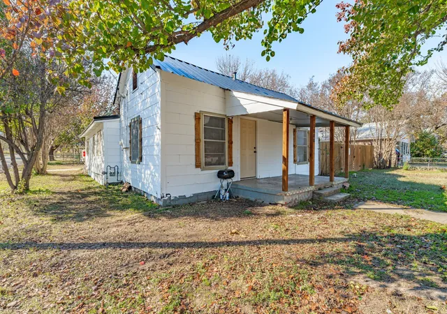 Photo 3 of Single family home for sale at 1000 N Clinton St N, Stephenville, TX 76401 | MLS# 21134359 | Listing updated on 2026-08-17