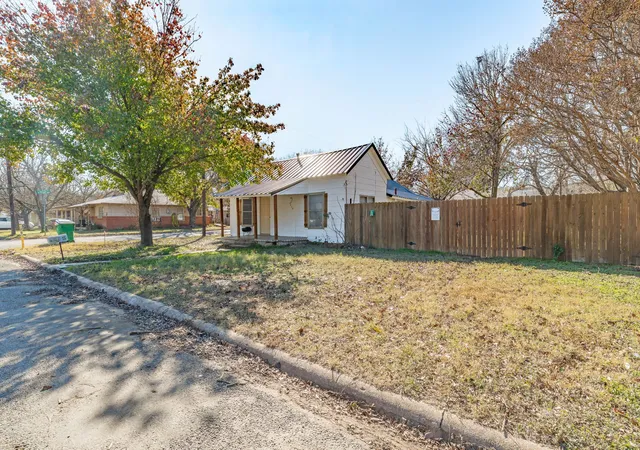 Photo 3 of Single family home for sale at 1000 N Clinton St N, Stephenville, TX 76401 | MLS# 21134359 | Listing updated on 2026-08-17