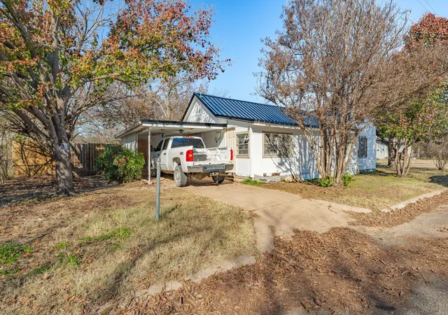 Photo 4 of Single family home for sale at 1000 N Clinton St N, Stephenville, TX 76401 | MLS# 21134359 | Listing updated on 2026-08-17