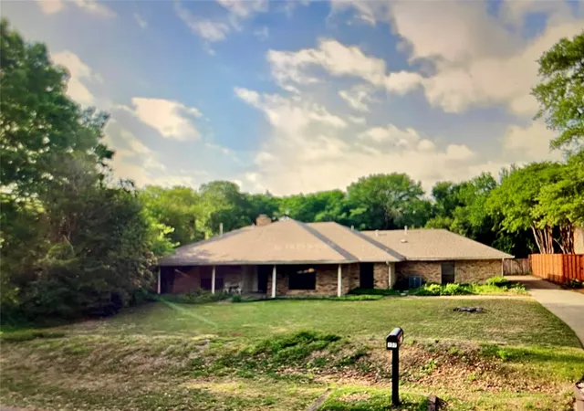 Photo 3 of Single family home for sale at 137 Meadowcreek Rd, Coppell, TX 75019 | MLS# 21134116 | Listing updated on 2026-10-04