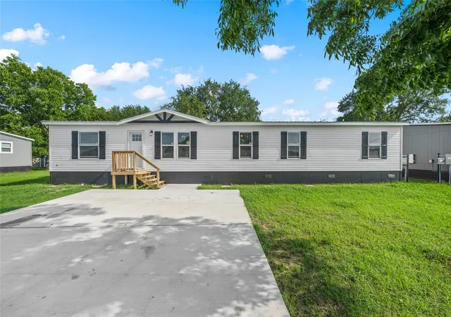 Photo 2 of Manufactured home for sale at 4405 Rocking K Dr, Waco, TX 76705 | MLS# 21126026 | Listing updated on 2026-09-29