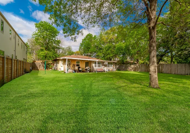 Photo 2 of Single family home for sale at 417 Athenia Dr, Fort Worth, TX 76114 | MLS# 21136219 | Listing updated on 2026-08-23