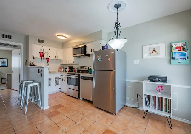 Listing Photo 4 - Condo for sale in building located at 5000 Bowser Ave, Dallas, TX 75209 - Unit #211