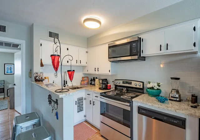 Listing Photo 5 - Condo for sale in building located at 5000 Bowser Ave, Dallas, TX 75209 - Unit #211