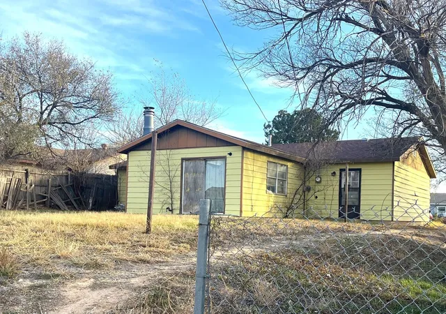 Photo 2 of Sale Pending at 1225 Pecan St, Amarillo, TX 79107 | MLS# 21137065 | Listing updated on 2026-08-04