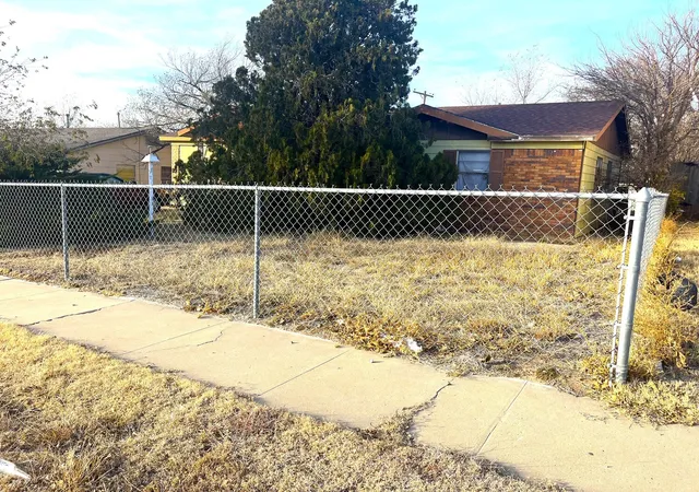 Photo 4 of Sale Pending at 1225 Pecan St, Amarillo, TX 79107 | MLS# 21137065 | Listing updated on 2026-08-04