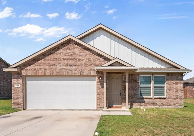 Homes for sale in Springtown, TX | 909 Avagail Ave, Springtown, TX 76082 | MLS# 21136467