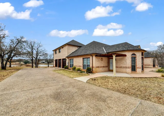 Homes for sale in Lipan, TX | 525 S Sugartree Dr, Lipan, TX 76462 | MLS# 21133990