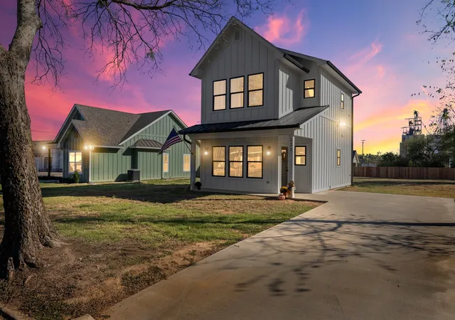 Homes for sale in Sulphur Springs, TX | 222 E Middle St, Sulphur Springs, TX 75482 | MLS# 21138328