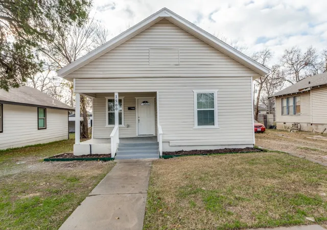 Photo 2 of Sale Pending at 1500 E Morphy St, Fort Worth, TX 76104 | MLS# 21138543 | Listing updated on 2026-07-27
